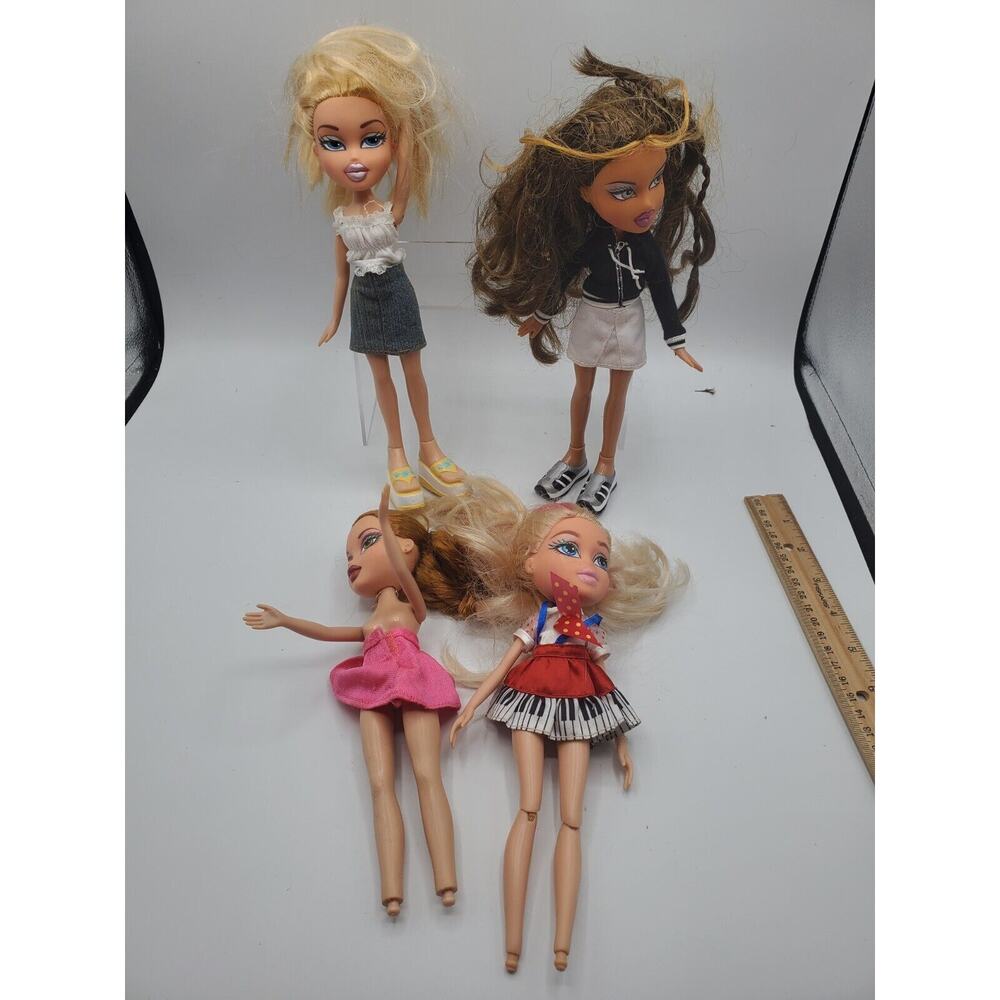 LOT OF Bratz Dolls MGA Cloe, Yasmin, Jade, Sasha, and Raya.